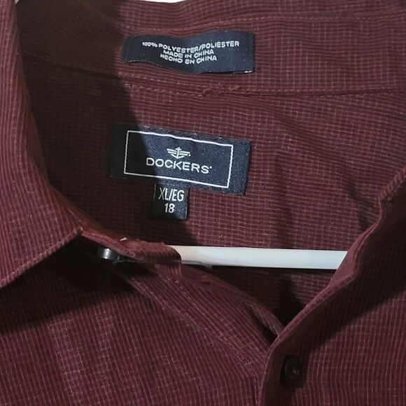 Dockers Maroon Buttondown Mens Shirt. SIze XL - Picture 2 of 3